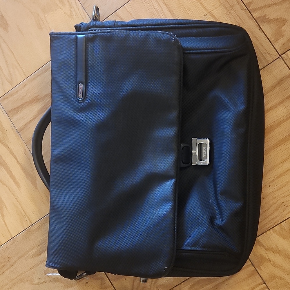Tumi Expandable Briefcase Messenger Travel Pilot Laptop Bag Nylon Black!